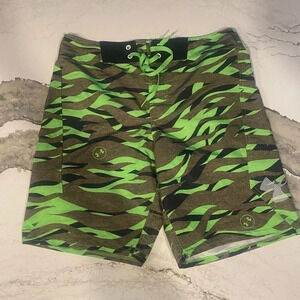 UNDER ARMOUR HEATGEAR LOOSE FIT GREEN CAMO SHORTS MEN'S SIZE 32 Swim Board